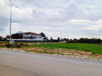 Döşemealtı Yeşilbayır’da 861 m² Köşe Konumlu, Çift Cepheli Villa İmarlı Arsa