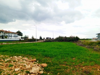 Döşemealtı Yeşilbayır’da 861 m² Köşe Konumlu, Çift Cepheli Villa İmarlı Arsa