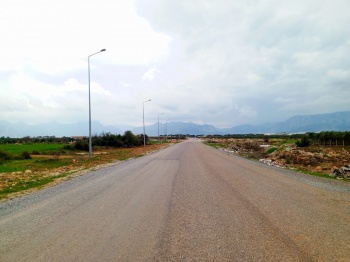 Döşemealtı Yeşilbayır’da 861 m² Köşe Konumlu, Çift Cepheli Villa İmarlı Arsa