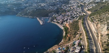 KAŞ BEZİRGAN KALKAN YOLU ÜZERİNDE DENİZ MANZARALI ARAZİ