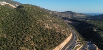 KAŞ BEZİRGAN KALKAN YOLU ÜZERİNDE DENİZ MANZARALI ARAZİ