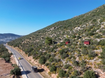 KAŞ BEZİRGAN KALKAN YOLU ÜZERİNDE DENİZ MANZARALI ARAZİ
