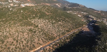 KAŞ BEZİRGAN KALKAN YOLU ÜZERİNDE DENİZ MANZARALI ARAZİ