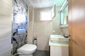 KONYAALTI ALTINKUMDA ASANSARLÜ DENİZE 250 METRE EŞYALI LÜX DAİRE