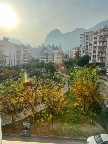 ÖNÜ AÇIK PARK MANZARALI.ARA KATTA.ÇİFT BALKON.3 CEPHELİ