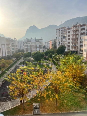 ÖNÜ AÇIK PARK MANZARALI.ARA KATTA.ÇİFT BALKON.3 CEPHELİ